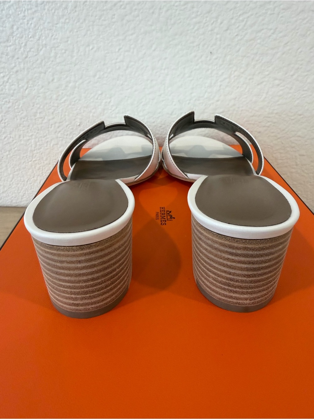 Hermes Oasis BRAND NEW White Leather Slide Sandals low heel size 39 w/ receipt - Picture 5 of 9